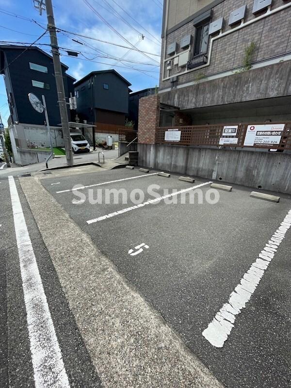 物件外観写真3　(駐車場に車を止められます)