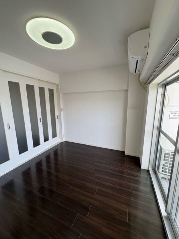 物件内観写真6　(落ち着いた色調の寝室です)