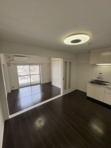 物件内観写真25　(おしゃれな居間です)