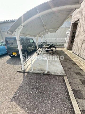 物件外観写真2　(車をお持ちの方に嬉しい駐車場付きの物件です)