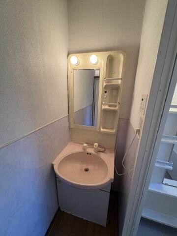 物件内観写真10　(コンパクトで使いやすい洗面所)