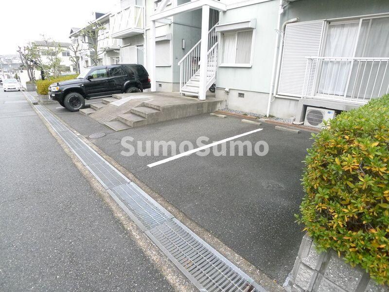 物件外観写真2　(駐車スペースもあります)