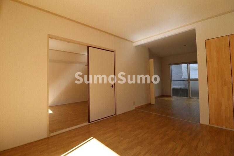 物件内観写真8　(こちらの居間で趣味の時間をお楽しみください)