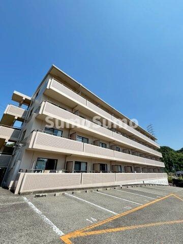 物件外観写真1　(落ち着いた雰囲気の外観です)