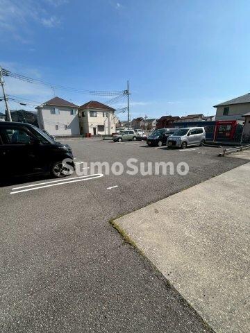 物件外観写真2　(駐車場です)