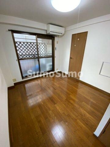 物件内観写真4　(こちらのリビングで趣味の時間をお楽しみください)