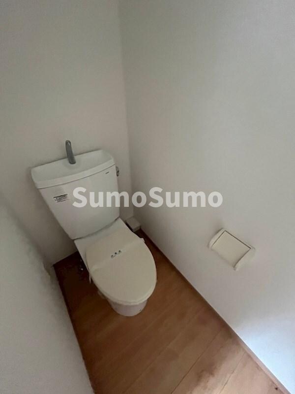 トイレ(落ち着いた色調のトイレです)
