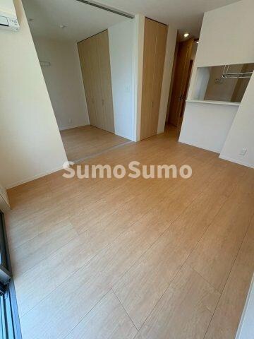 物件内観写真4　(ゆったりとした居間です)