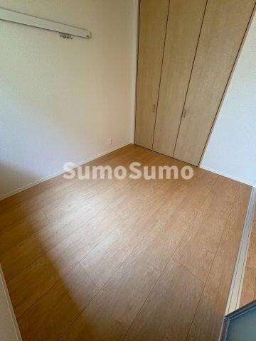 物件内観写真6　(落ち着いた色調の寝室です)