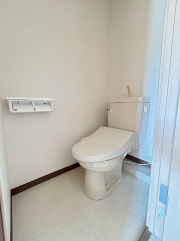 トイレ(落ち着いた色調のトイレです)