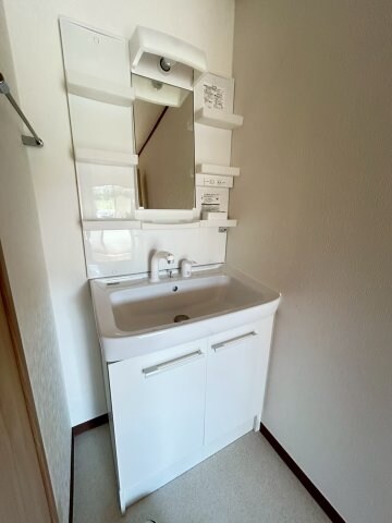 物件内観写真11　(ゆったりとスペースのある洗面所)