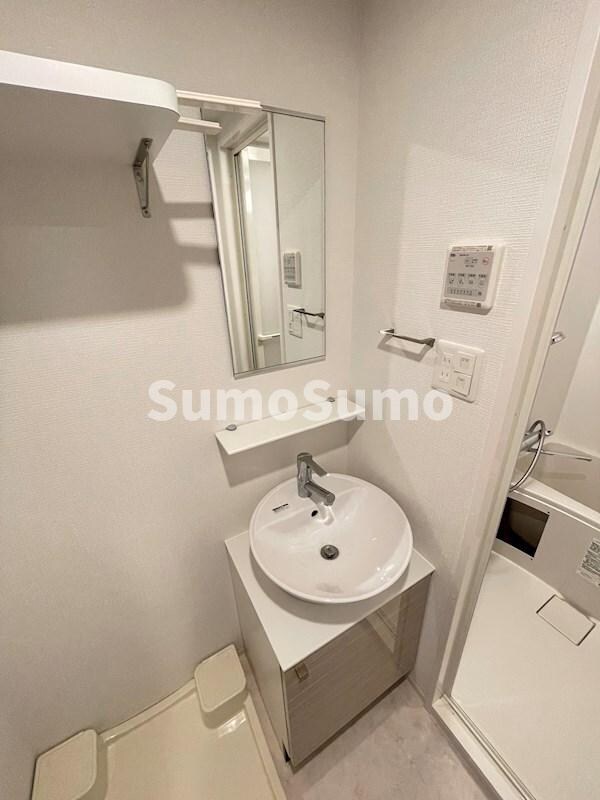 物件内観写真12　(明るい洗面所です)