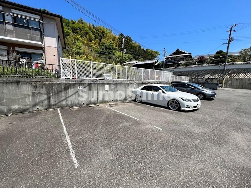物件外観写真2　(駐車場に車を止められます)