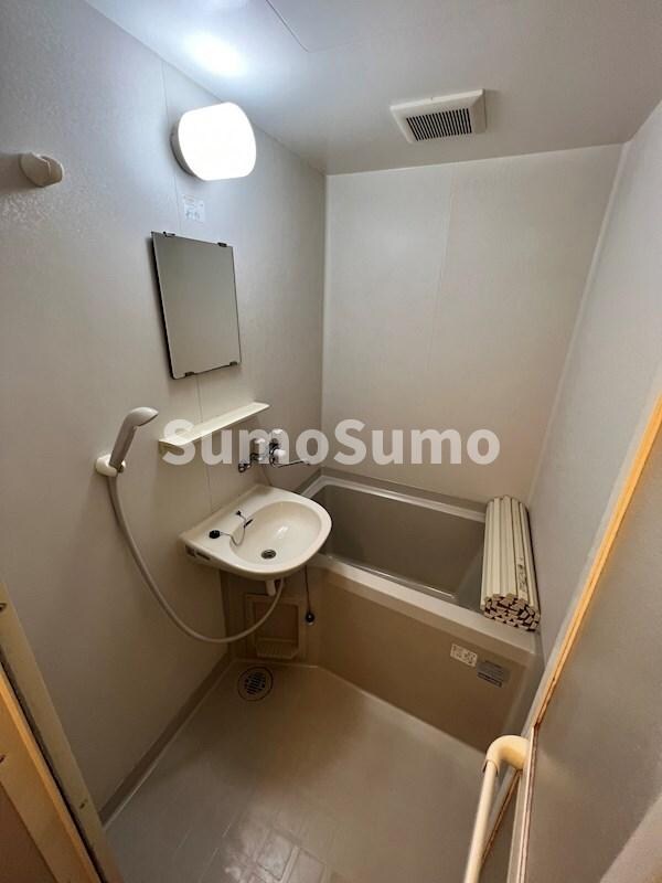 物件内観写真7　(日々の疲れを癒すお風呂付です)