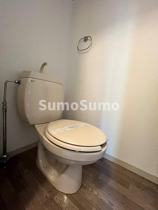 物件内観写真9　(落ち着いた色調のトイレです)