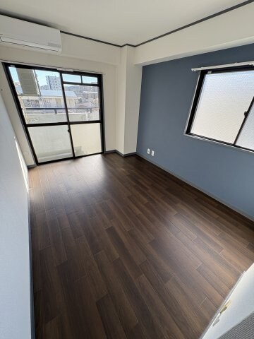 物件内観写真4　(こちらのリビングで趣味の時間をお楽しみください)