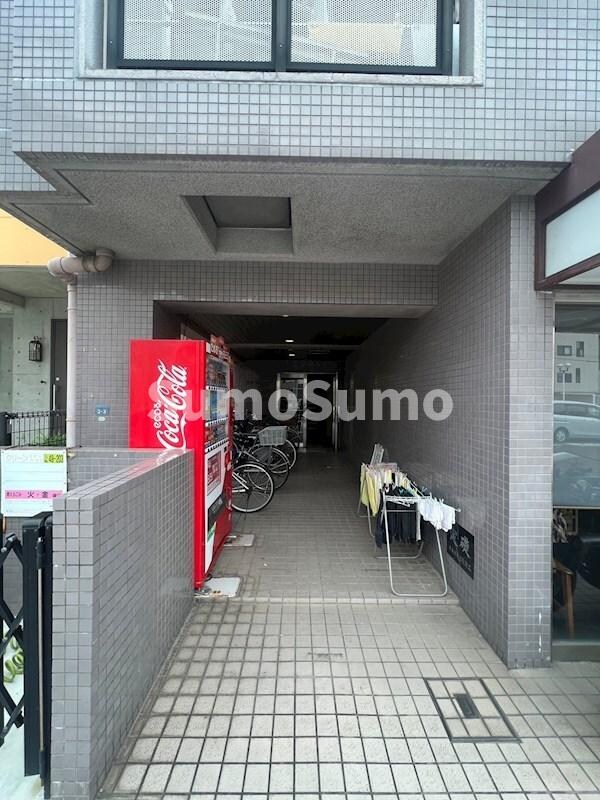 物件外観写真2　(ゆとりのあるエントランスです)