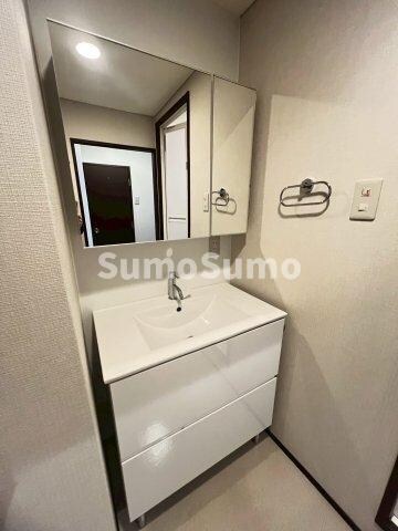 物件内観写真11　(明るい洗面所です)