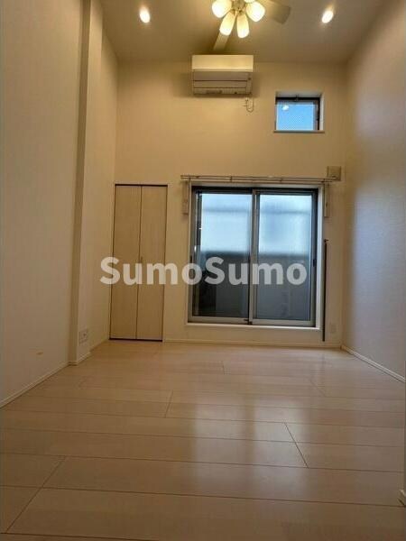 物件内観写真3　(こちらのリビングで趣味の時間をお楽しみください)