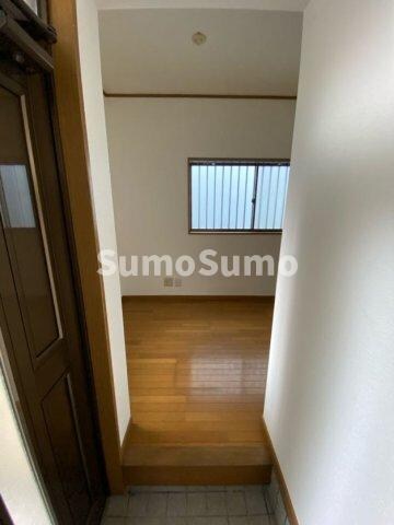 物件内観写真2　(ゆったりとした玄関です)