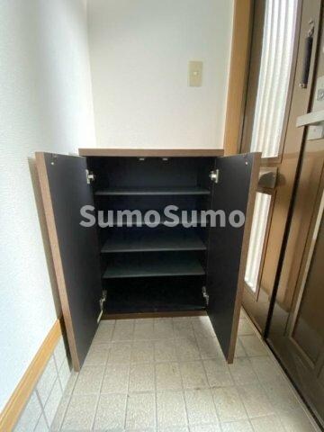 物件内観写真3　(たっぷりとした収納スペースです)