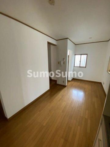 物件内観写真13　(ゆったりとした居間です)