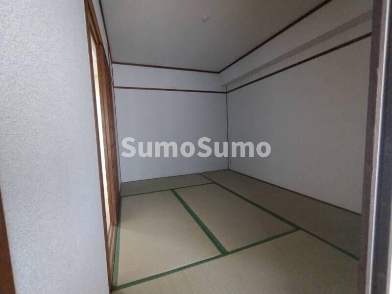 物件内観写真5　(来客時にも便利な和室付き)