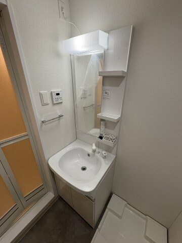 物件内観写真13　(ゆったりとスペースのある洗面所)