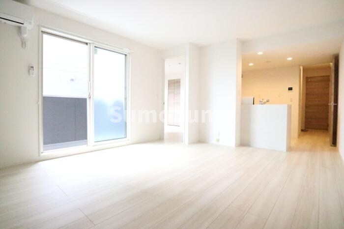 物件内観写真3　(こちらの居間で趣味の時間をお楽しみください)