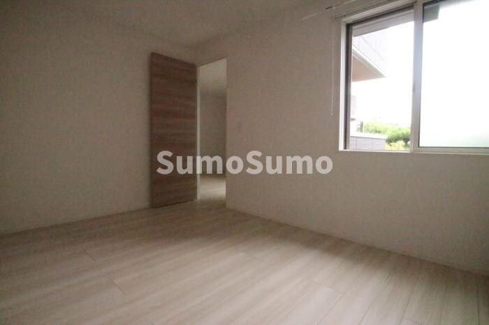 物件内観写真5　(開放的な寝室です)