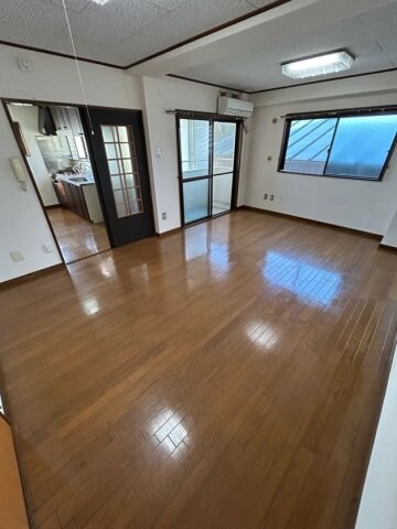 物件内観写真4　(ゆったりとしたリビングです)