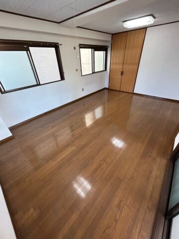 物件内観写真6　(ゆったりとしたリビングです)