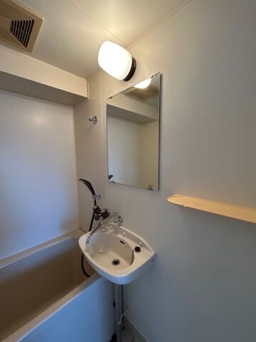 物件内観写真11　(広い洗面スペース)