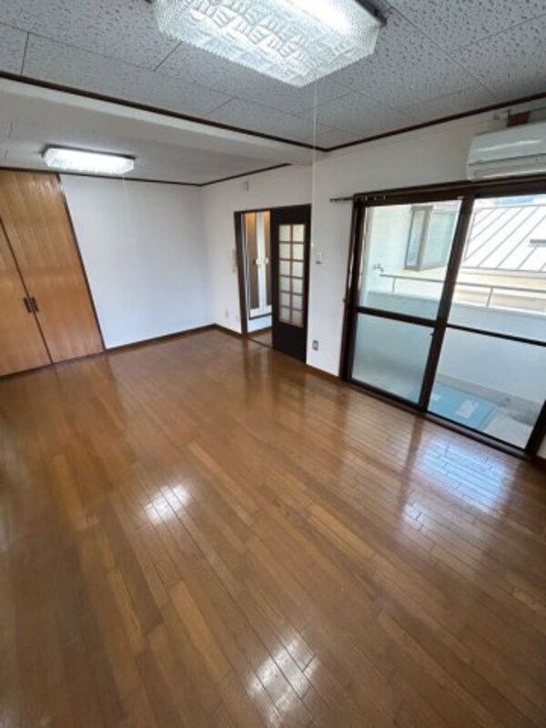 居室(おしゃれな居間です)