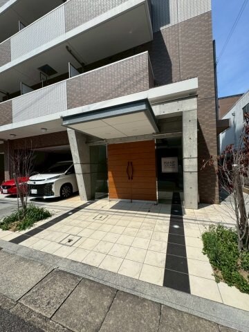 物件外観写真5　(清潔なエントランスです)