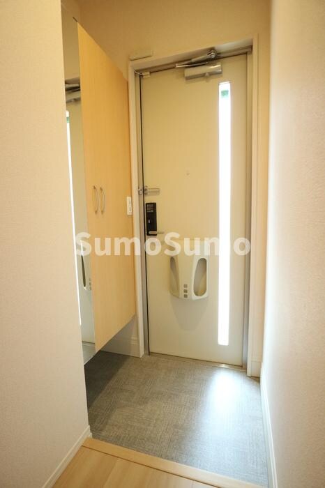 物件内観写真3　(ゆったりとした玄関です)