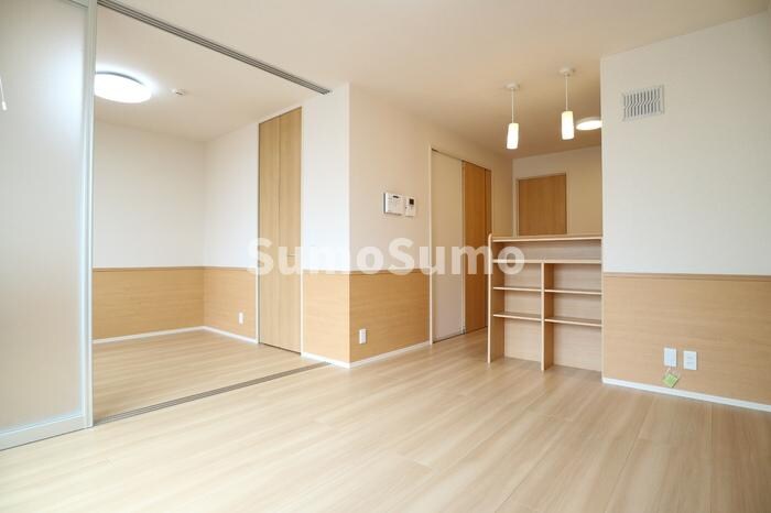 物件内観写真4　(こちらのリビングで趣味の時間をお楽しみください)