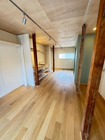 物件内観写真14　(開放的な寝室です)