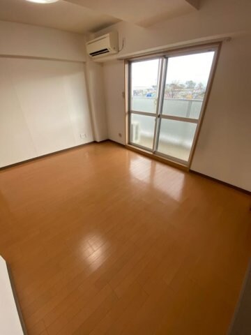 物件内観写真2　(こちらのリビングで趣味の時間をお楽しみください)