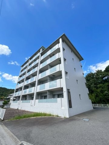 物件外観写真1　(落ち着いた雰囲気の外観です)