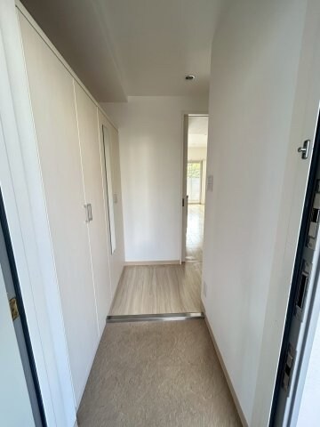 物件内観写真4　(明るい玄関です)
