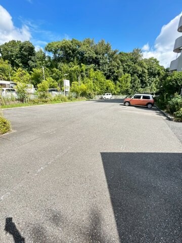 物件外観写真3　(車をお持ちの方に嬉しい駐車場付きの物件です)