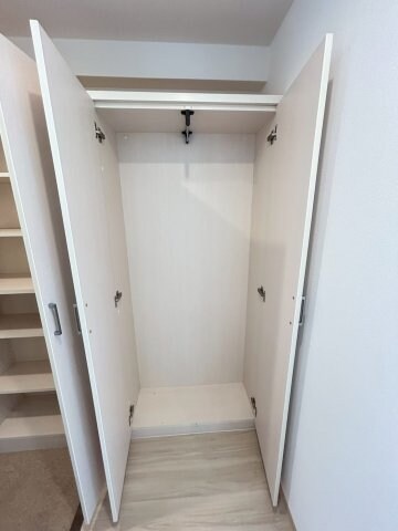 物件内観写真16　(収納豊富です)