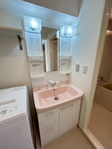 物件内観写真20　(ゆったりとスペースのある洗面所)