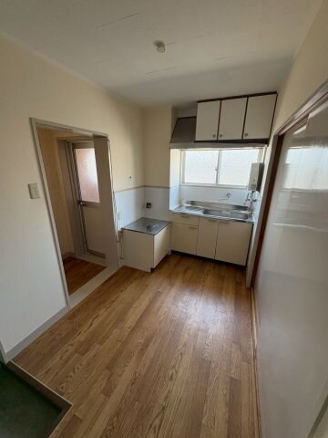 物件内観写真3　(ゆったりとした居間です)