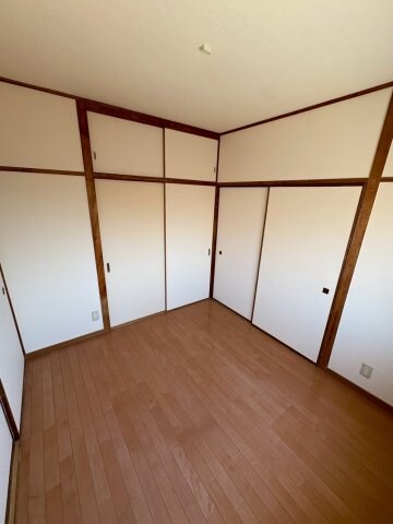 物件内観写真16　(こちらの居間で趣味の時間をお楽しみください)