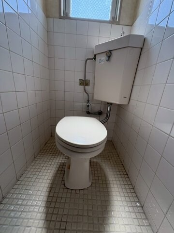 物件内観写真24　(ゆったりとした空間のトイレです)