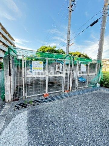 物件外観写真4　(駐車場に車を止められます)