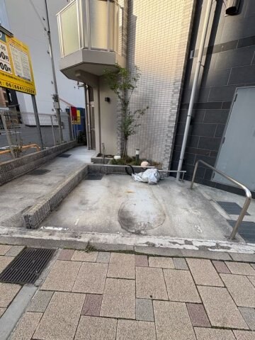 物件外観写真2　(駐車スペースもあります)