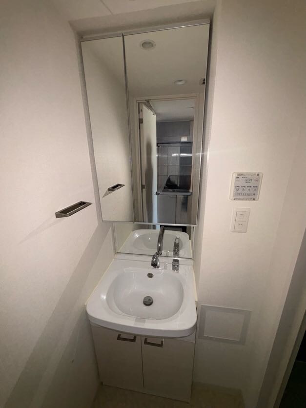 物件内観写真12　(使いやすい独立洗面台です)